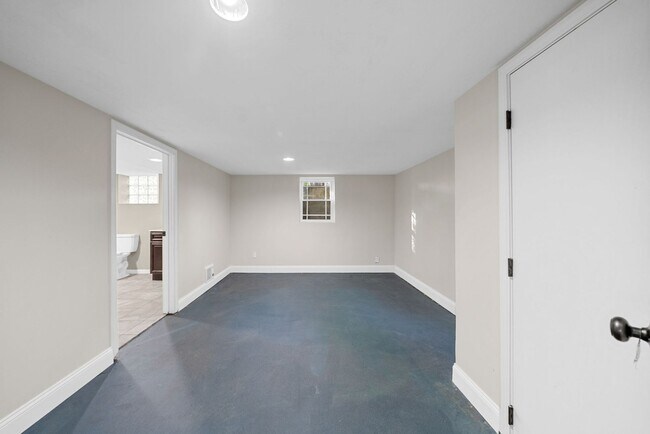 Building Photo - 2056 Lintwood Dr