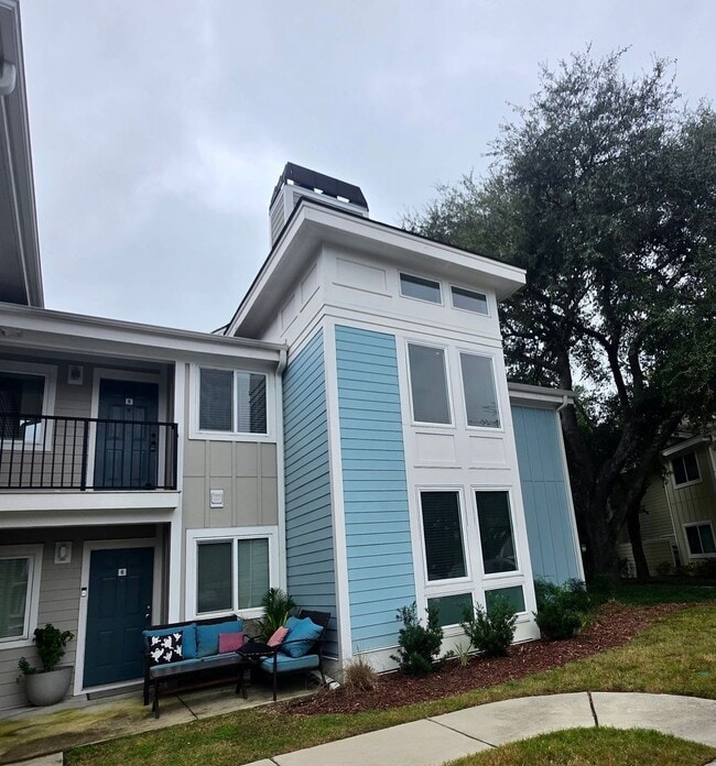 Building Photo - Newly renovated 2 bedroom + flex space in ...