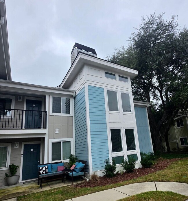 Primary Photo - Newly renovated 2 bedroom + flex space in ...