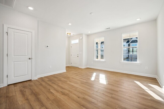 Building Photo - 268 Pansy Pk