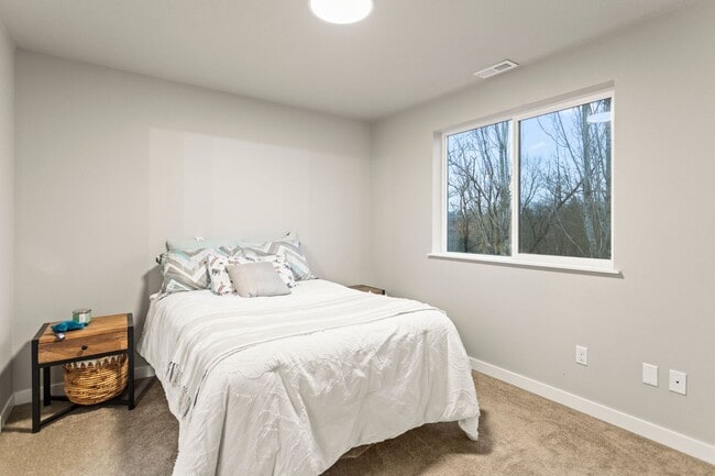 Building Photo - Available 4BR/4BATH Modern Home near Ash C...