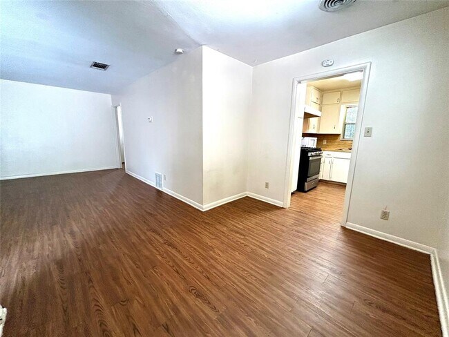 Building Photo - 607 Bellevue Pl