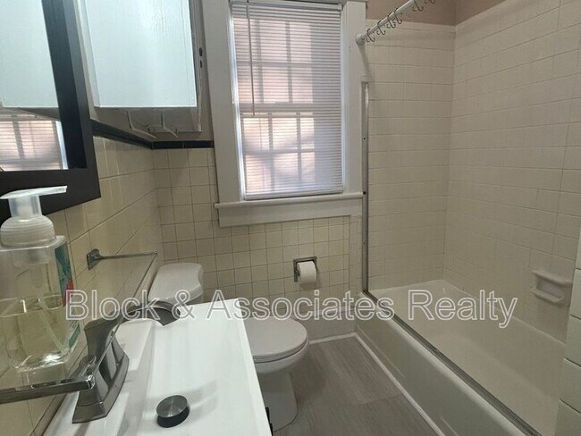 Building Photo - 1304 Bogart St