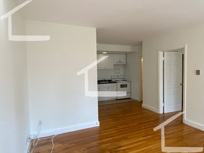 Building Photo - Spacious One Bed Right In Kenmore