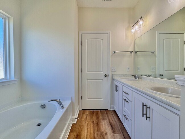 Building Photo - MOVE-IN READY! (Pet Friendly)