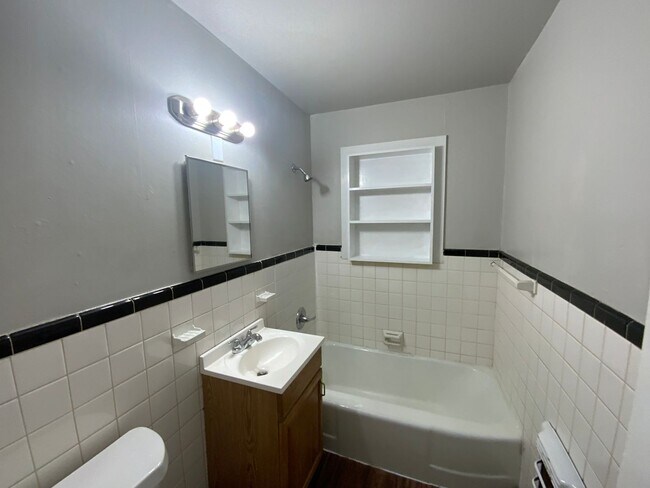 Building Photo - 3 bedroom 2 bath with bonus rooms - Bethany Schools!