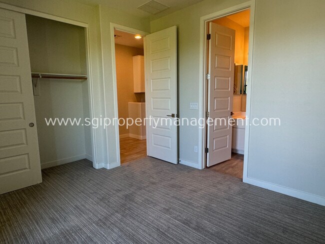 Building Photo - Luxurious Biltmore Townhome