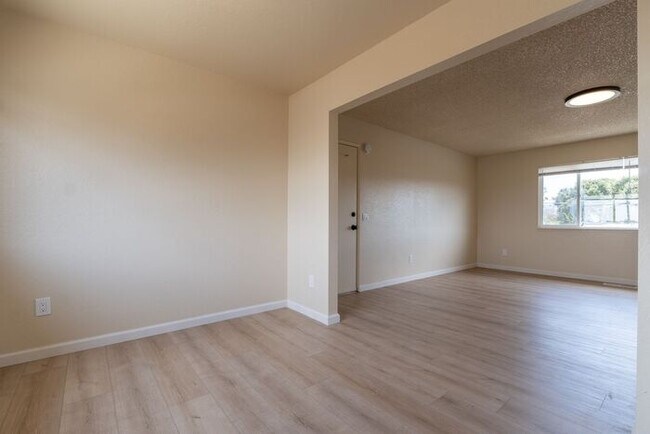 Building Photo - Newly Remodeled 2 bedroom 1 bathroom Seaside Apartment!