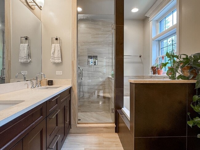 Building Photo - 927 W Agatite Ave