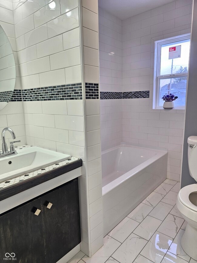 Building Photo - 335 W 4th St