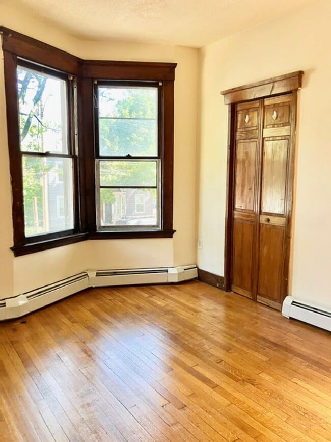 Building Photo - College Rental