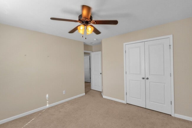 Building Photo - Large fenced yard corner lot - 4 Bedroom home in Moss Grove Plantation