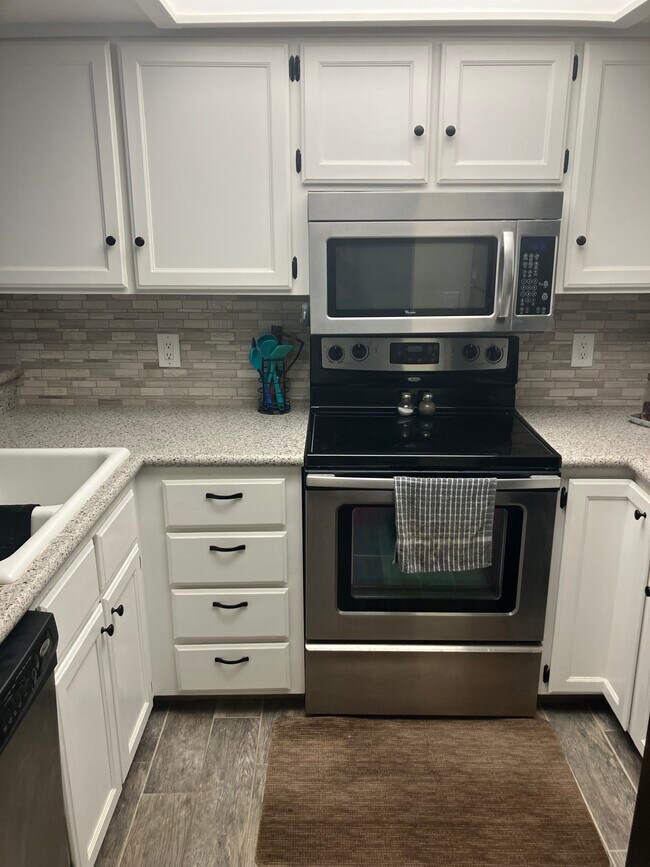 Building Photo - 1800 Club House Dr