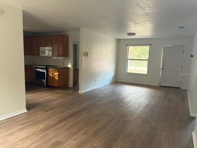 Building Photo - 548 E Walts Ave