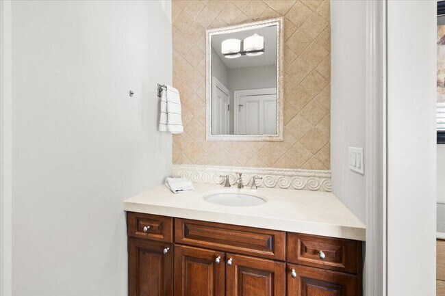 Building Photo - 1313 E Lake Dr