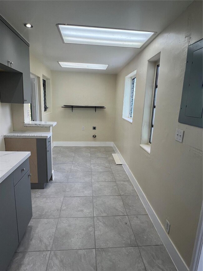 Building Photo - 1104 SW 12th Ct