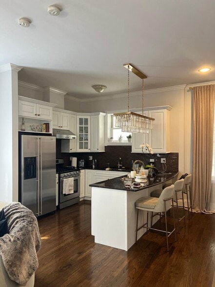 Kitchen view - 835 W Bradley Pl