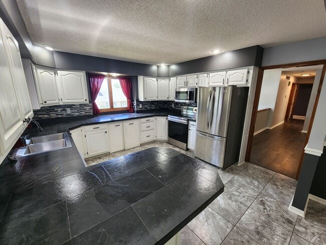 Building Photo - 2-Car Garage + Washer & Dryer + Recently Updated! Available September 3rd!