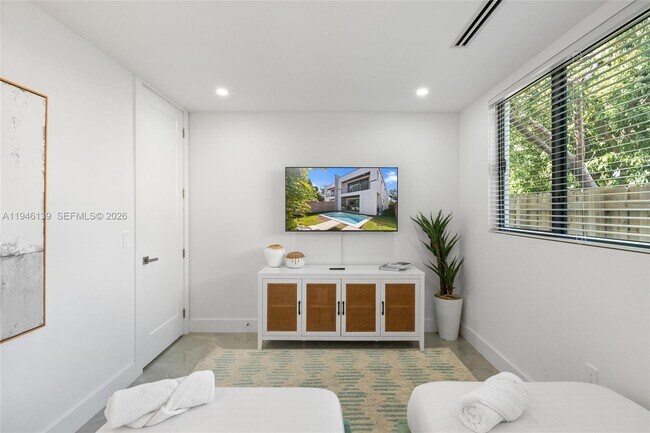 Building Photo - 325 SW 16th St