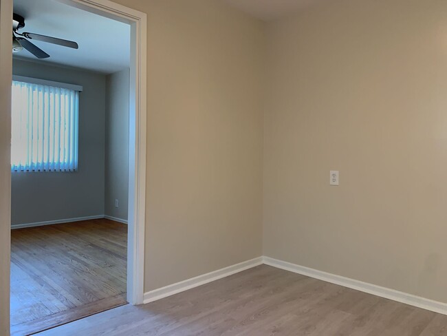 Building Photo - Newly Refinished 2 Bed, 1 Bath + Bonus Roo...