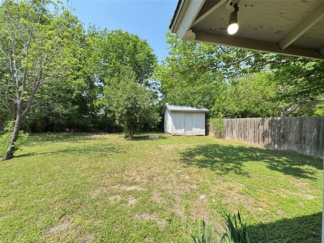 Building Photo - 1700 W Mesa Park Dr