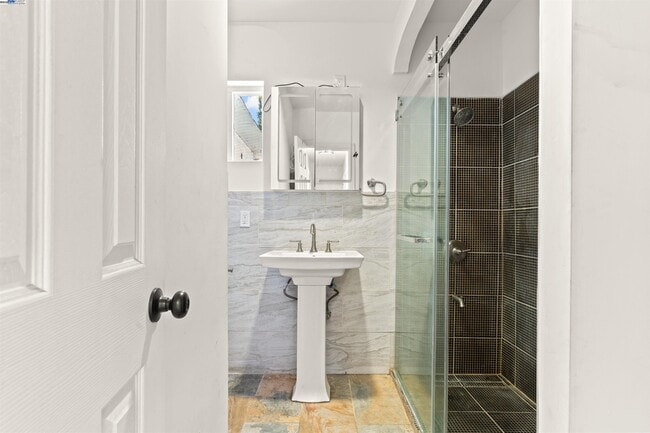 Building Photo - 2081 Oakwood Dr