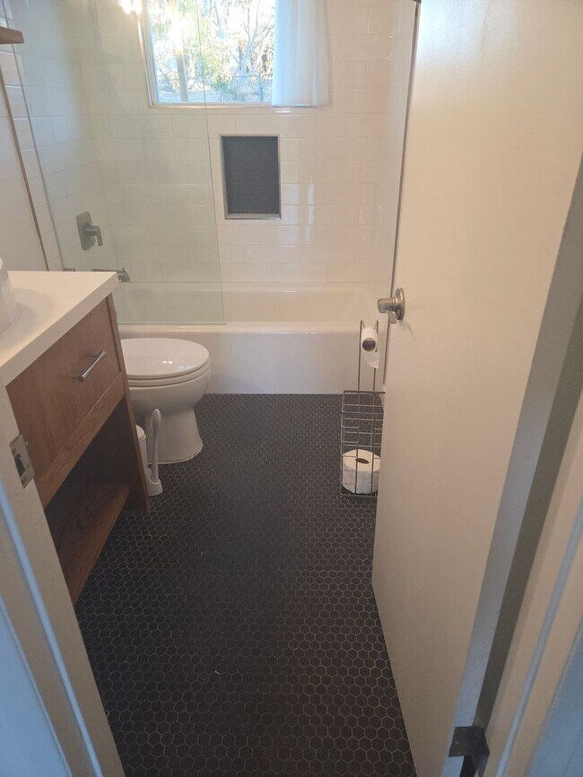 Building Photo - 3 Bedroom 1.5 Bath Modern Farmhouse near JT National Park * MOVE IN SPECIAL*