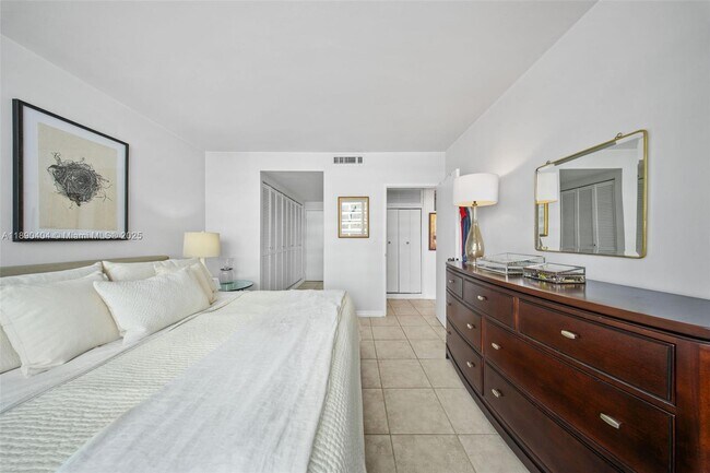 Building Photo - 1408 Brickell Bay Dr