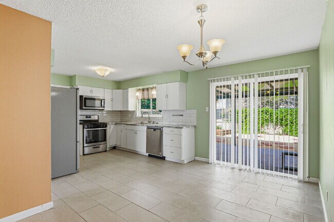 Building Photo - 3-Bedroom Home on Wedgewood Drive fully landscaped