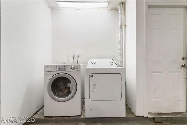 Building Photo - 7213 Lakeland Ct