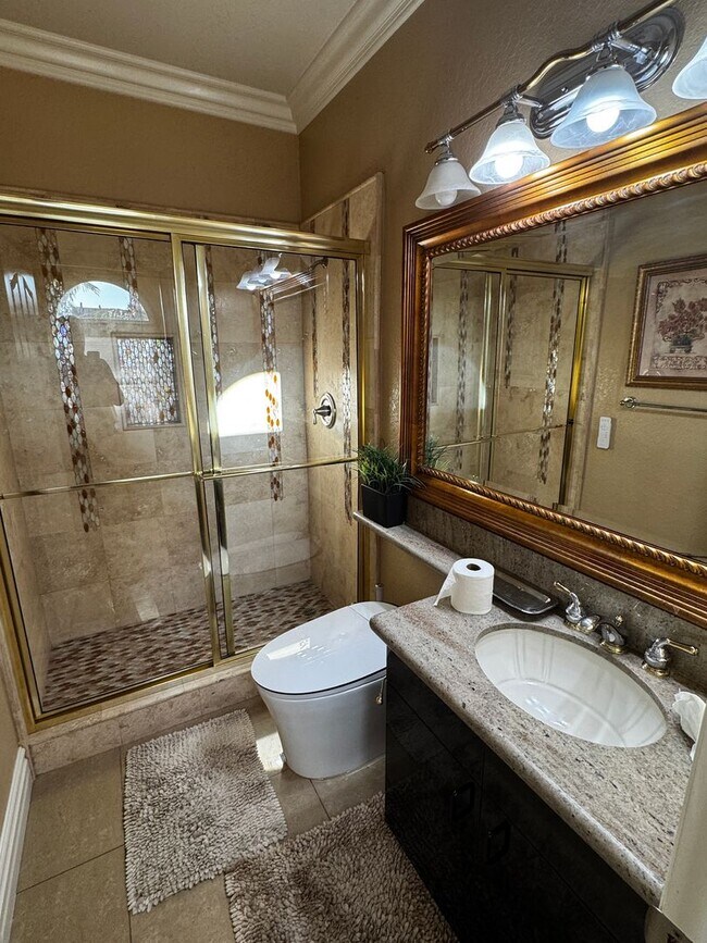 Building Photo - Custom Estate