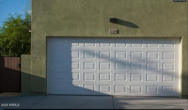 Building Photo - 1028 E Curry Rd