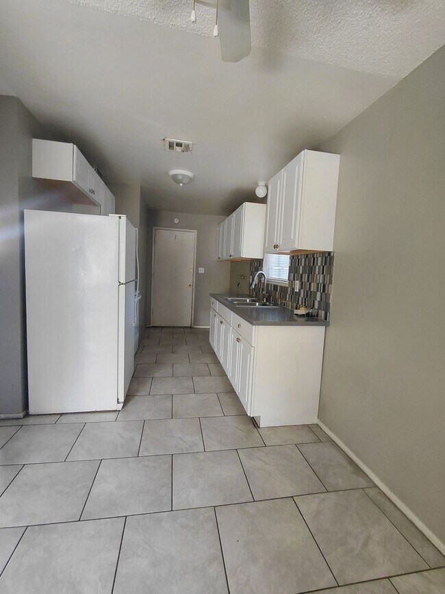 Building Photo - 111 Greenbriar Townhouse Way