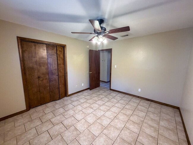 Building Photo - Well maintained 2 bedroom 1 bath duplex ~ lawn care, pest control & trash included!