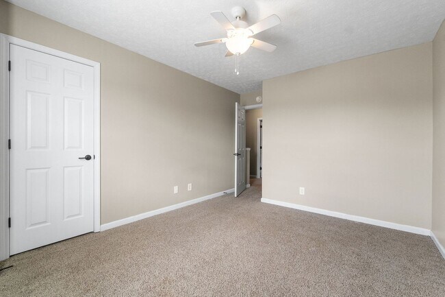 Building Photo - 2 Bedroom 1.5 Bath Townhome