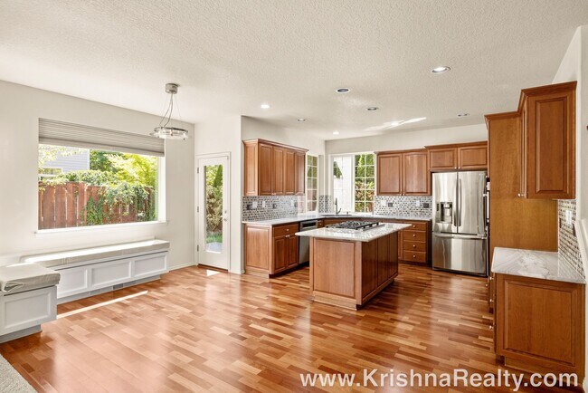 Building Photo - Beautiful 3 Bedroom | 2.5 Bathroom Single Family Home | 1 large bonus room | Located In Quiet Cas...