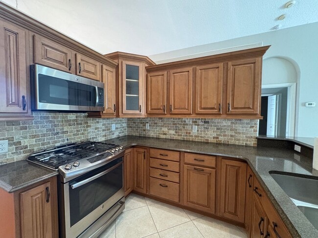 Building Photo - 4 Bedroom 2 Bathroom + Den - Large Garage and  Heated  Pool!