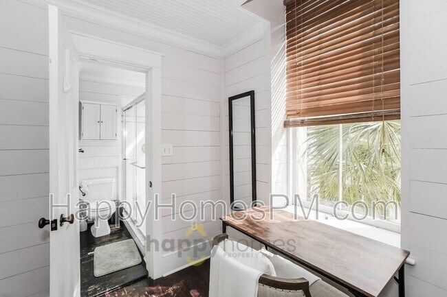 Building Photo - 251 Meeting St