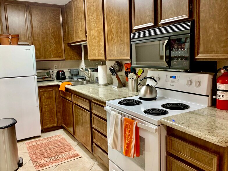 Building Photo - 685 N Ashurst Ct