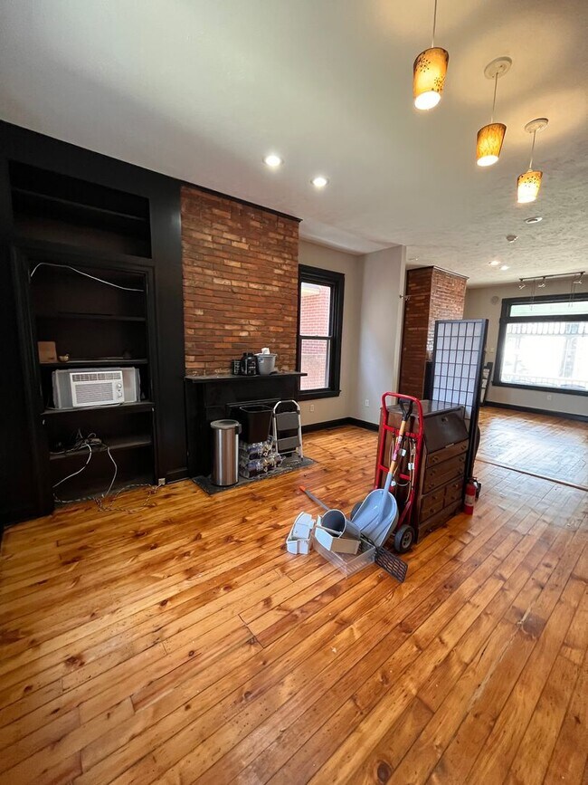 Building Photo - Large Home in ShadySide, Newly Rennovated!