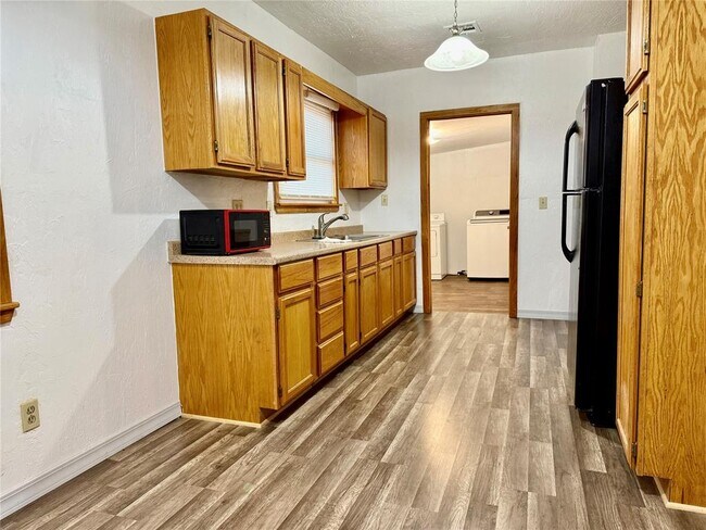 Building Photo - 1013 W 3rd St