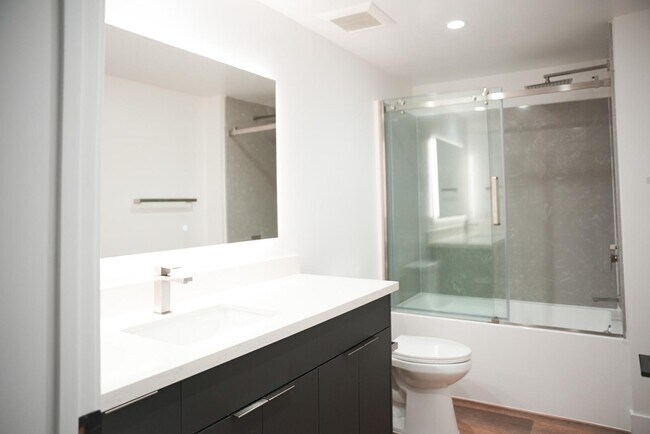 Building Photo - 8940 Reseda Blvd