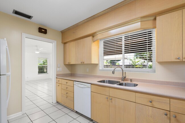 Building Photo - 360 Palmetto St