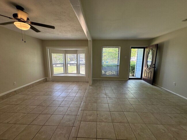 Building Photo - Freshly updated and Move in ready!
