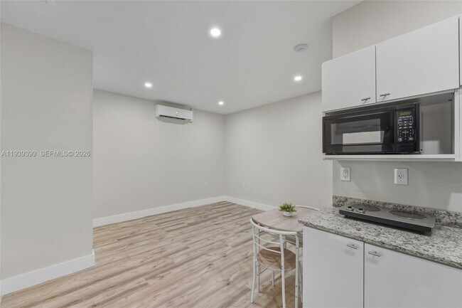 Building Photo - 10912 SW 146th Ave