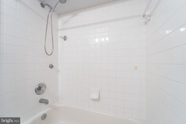 Building Photo - 413 Lakeview Ct