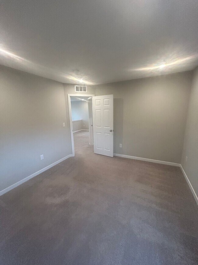 Building Photo - Must See New Construction In Mount Washing...