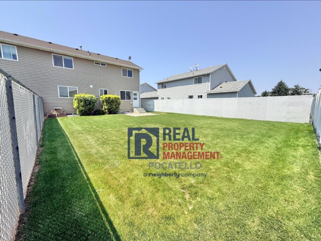 Building Photo - MOVE IN SPECIAL - 5 Bedroom 3.5 Bath Duplex - 2 car garag