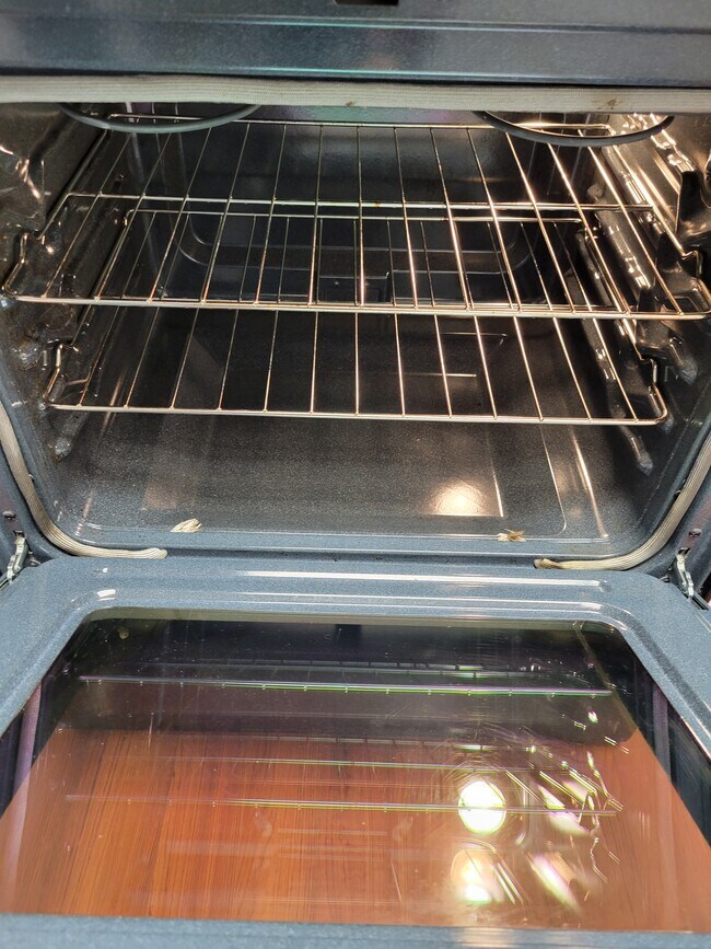 Building Photo - 913 Hillside Lake Terrace