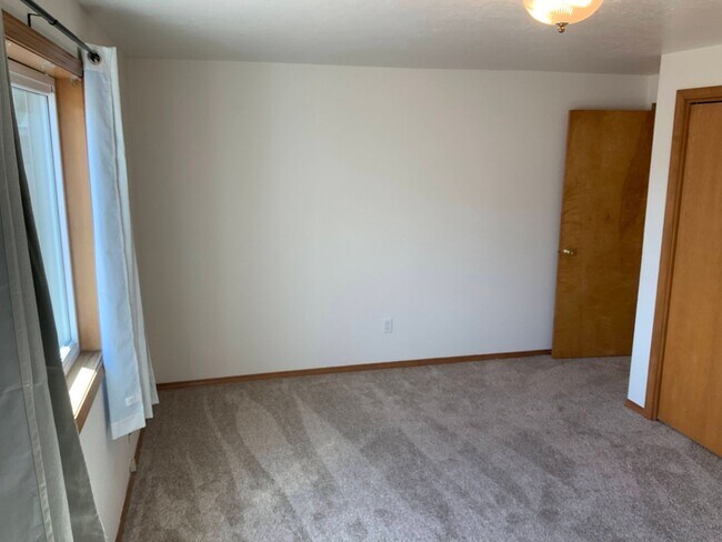Building Photo - 3 Bedroom, 2 Bathroom House in Springfield